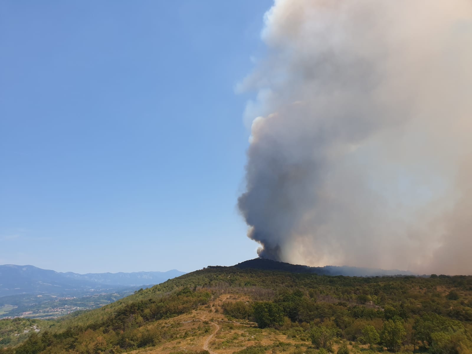 Immagine per Ancora fuori casa a Jamiano, in 300 sfollati per l'incendio sul Carso